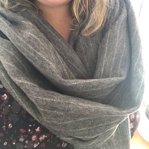 Gray pinstripe cashmere scarf - Picture 2 of 2